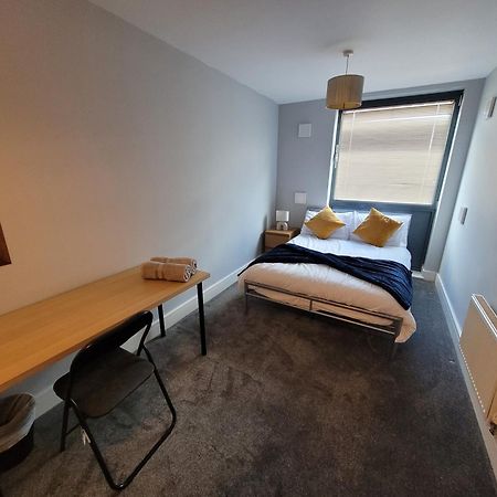 Lesley Court- A Lovely Spacious 2 Bedroom Apartment By Catchpole Stays เชมส์ฟอร์ด ภายนอก รูปภาพ