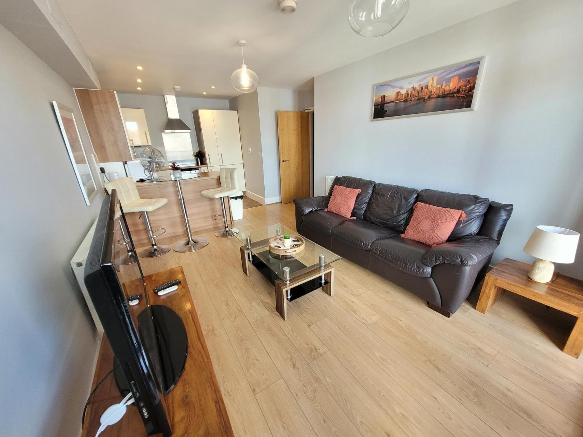 Lesley Court- A Lovely Spacious 2 Bedroom Apartment By Catchpole Stays เชมส์ฟอร์ด ภายนอก รูปภาพ